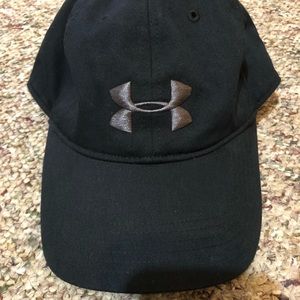 •Under Armour• Black Fitted Hat